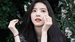 森系<strong>可爱</strong>美女章若楠桌面壁纸