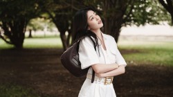 白鹿 白色套装 公园 美女电脑壁纸