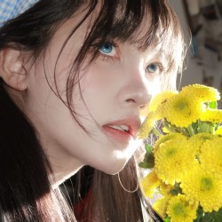 dy@奶盖哦 向春天。#怼脸拍 #拉近镜头 #氛围感 #侧颜