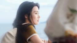 侧脸美女卢昱晓电脑桌面壁纸