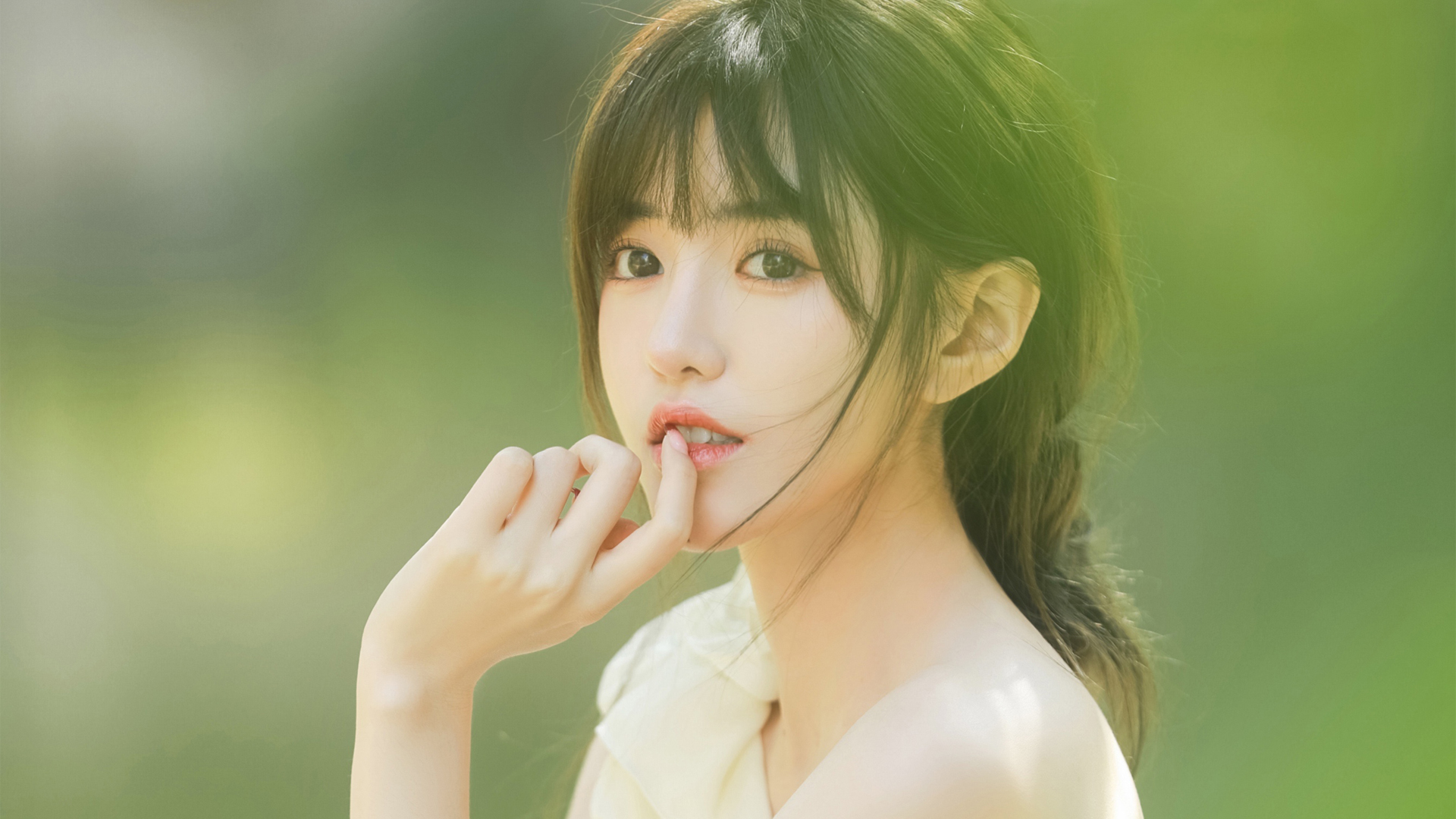 清纯美女 手指 嘴唇 绿色背景 美女护眼壁纸