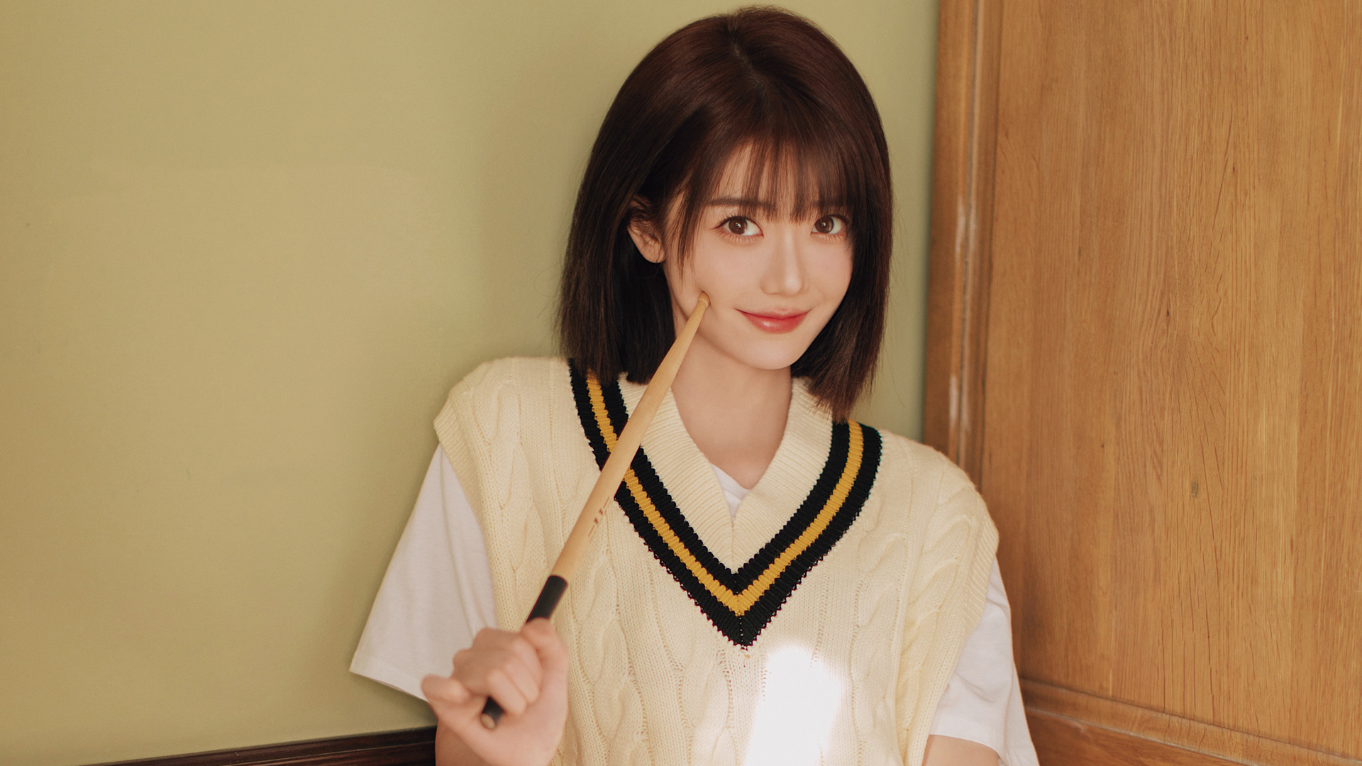 可爱短发美女 毛衣 白色衣服 美女壁纸