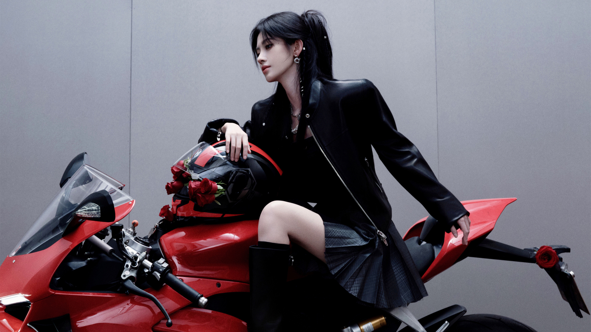 鞠婧祎红色机车美女电脑壁纸