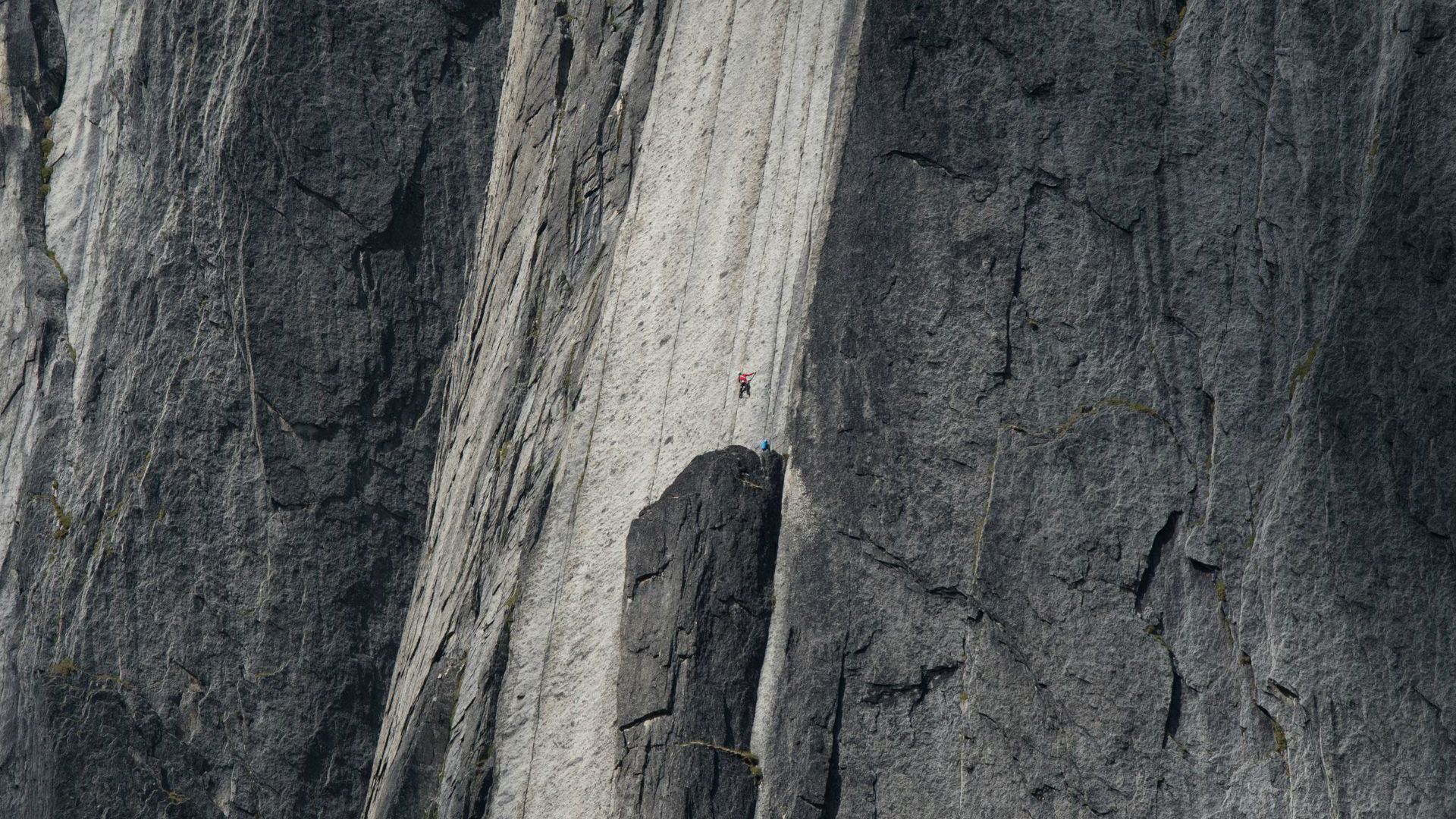 Windows10岩石攀岩风光桌面壁纸