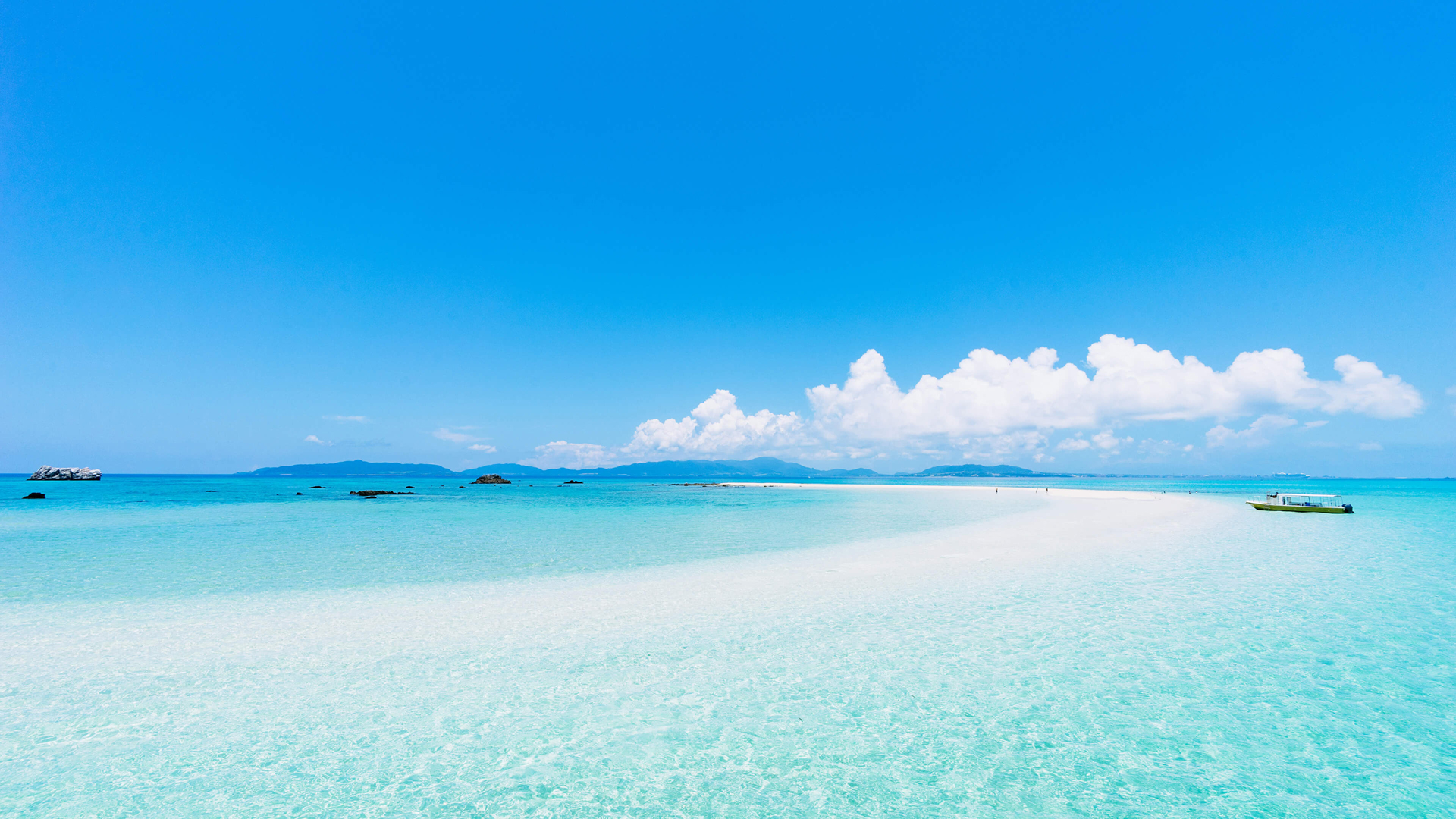 蓝色海洋 天空 白云 win10主题风景壁纸